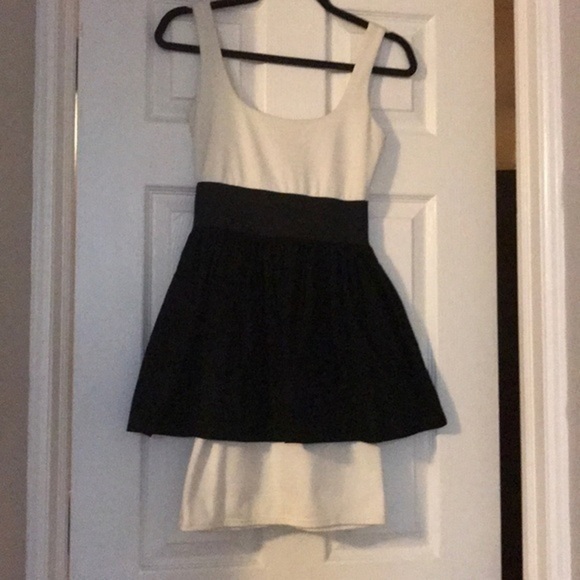 White‎ and black peplum mini A-lined Dress Small - Picture 2 of 5